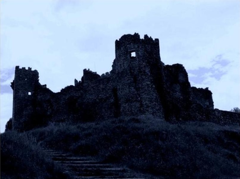 Jadis forteresse majestueuse...de nos jours ruine imposante Ruines13