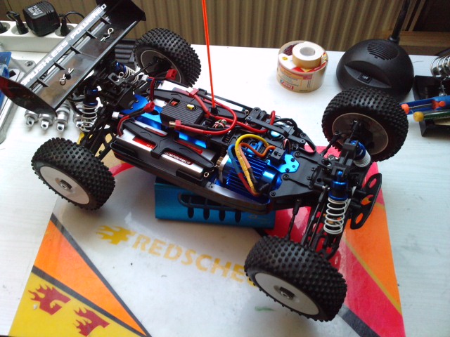 Mon nouveau buggy 1/8 T2M PIRATE 8 BRUSHLESS.. P1404115