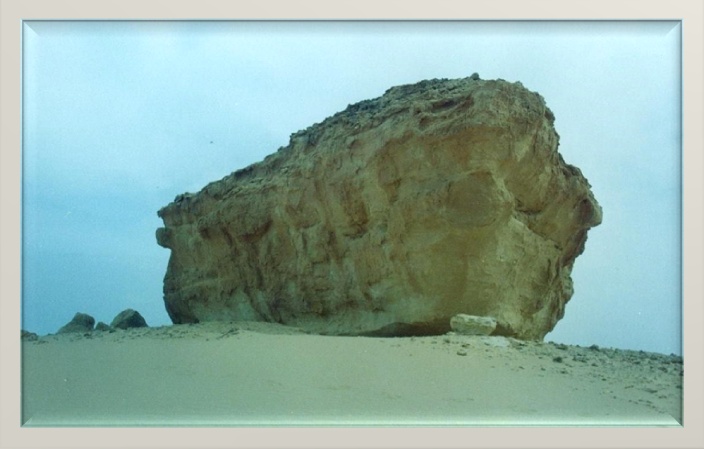 صور صخرة الطبيلة كأحد أبرز معالم قبيلة السادة الاشراف العروسيين بالصحراء 2_bmp10