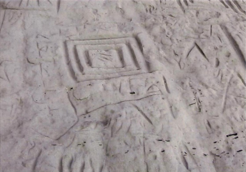 صور صخرة الطبيلة كأحد أبرز معالم قبيلة السادة الاشراف العروسيين بالصحراء 610
