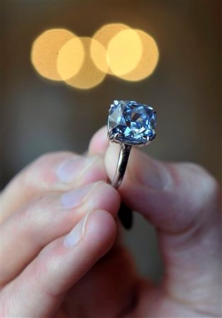 Dijamant manji od novčića prodat za 9,49 miliona dolara Dijama10