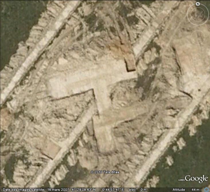 Les sondages archéologiques vus avec Google Earth Trou_911