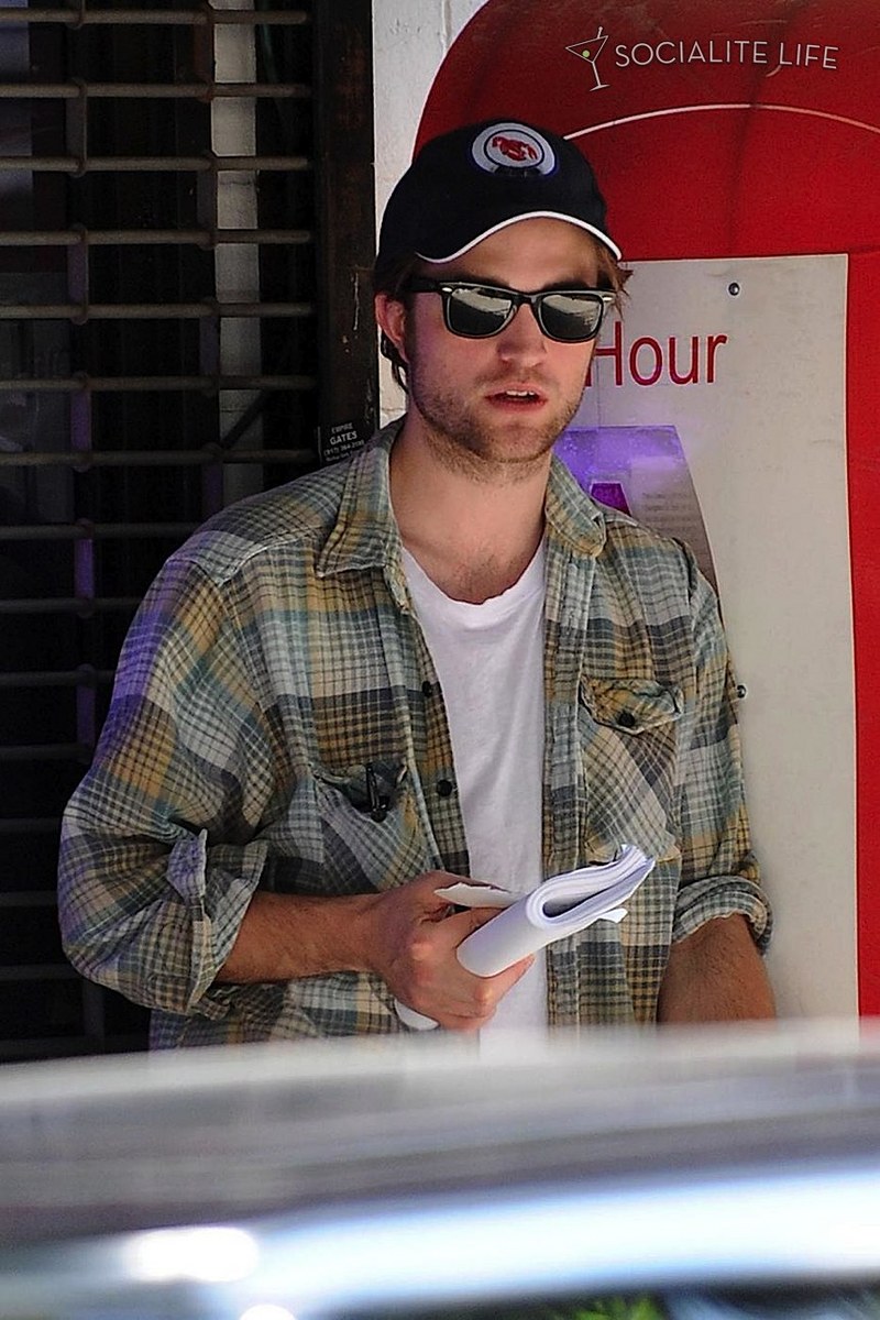 Rob news in pics - Page 2 Galler10