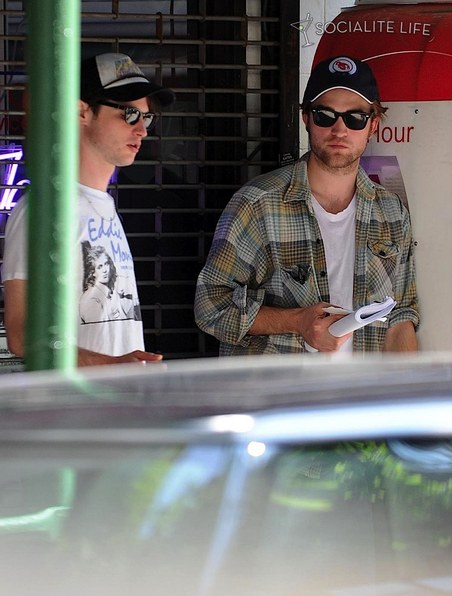 Rob news in pics - Page 2 Galler11