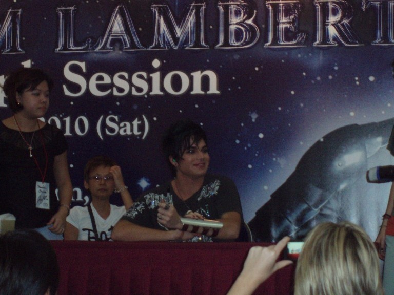 ST Life (15 Mar 2010): Fans Clamour for Lambert (+ more pics from that day) Autogr12