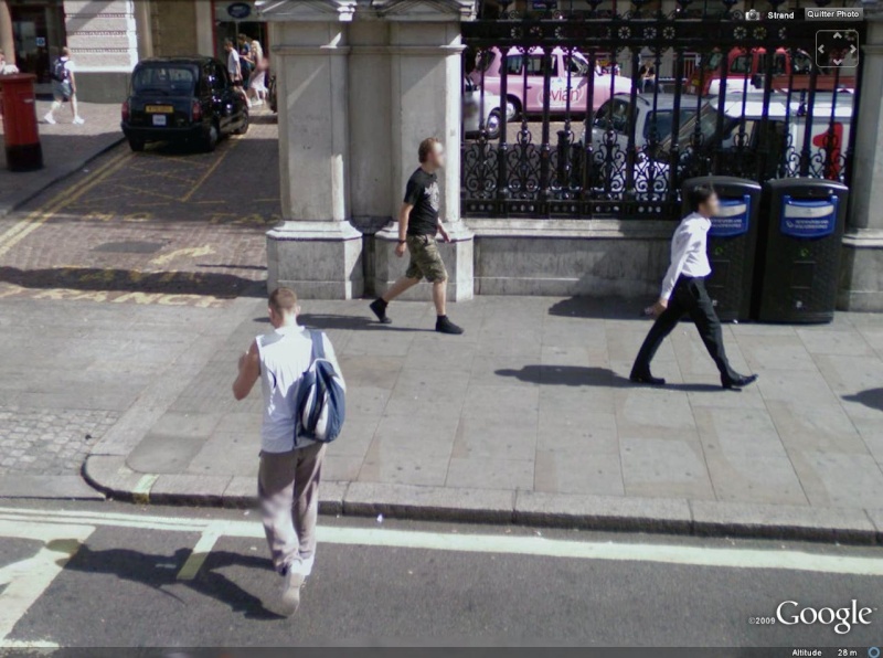 STREET VIEW : les gens en chaussettes noires ! - Page 3 Chauss12