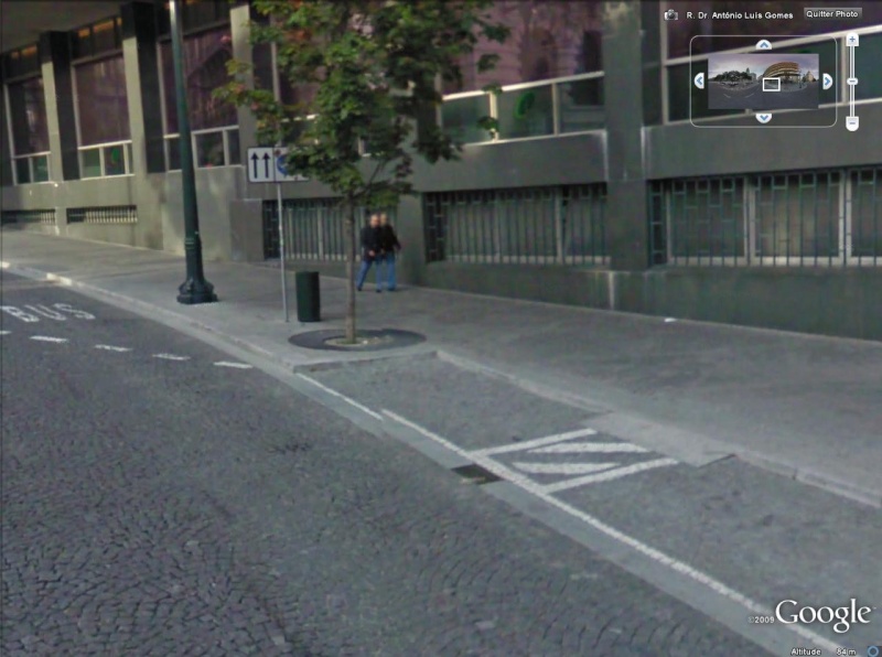 STREET VIEW : les gens en chaussettes noires ! - Page 3 Des_ju10