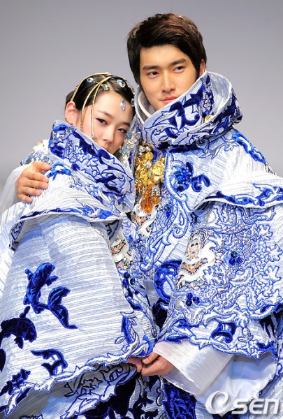 [EVENTO] f(Sulli) y Chow Siwon(Suju) modelos para Andre Kim 20100321