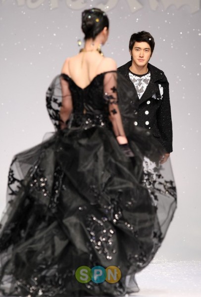 [EVENTO] f(Sulli) y Chow Siwon(Suju) modelos para Andre Kim 20100333