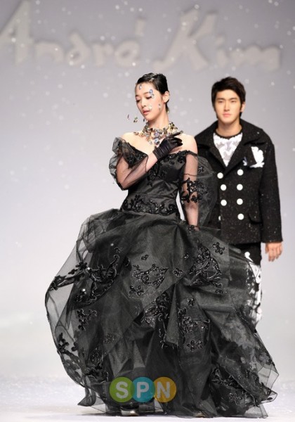 [EVENTO] f(Sulli) y Chow Siwon(Suju) modelos para Andre Kim 20100334