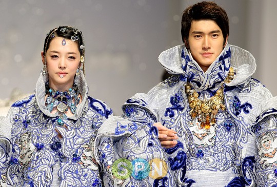 [EVENTO] f(Sulli) y Chow Siwon(Suju) modelos para Andre Kim 20100351