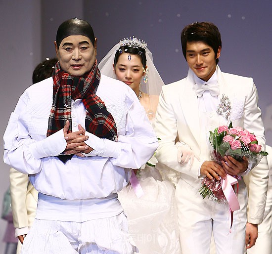 [EVENTO] f(Sulli) y Chow Siwon(Suju) modelos para Andre Kim 20100356