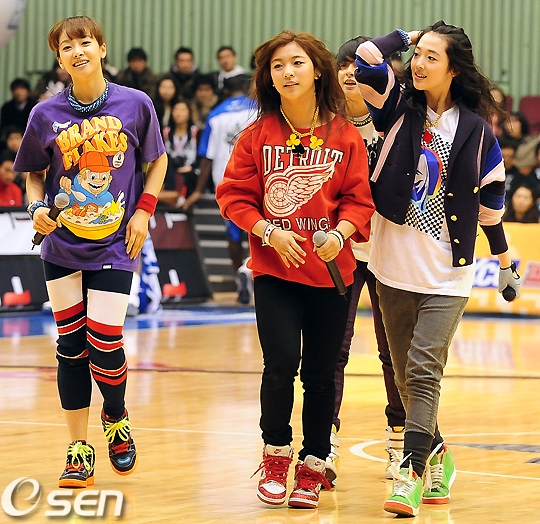 [31/01/10] F(x)presentacion en KCC juego de basketball 23324810