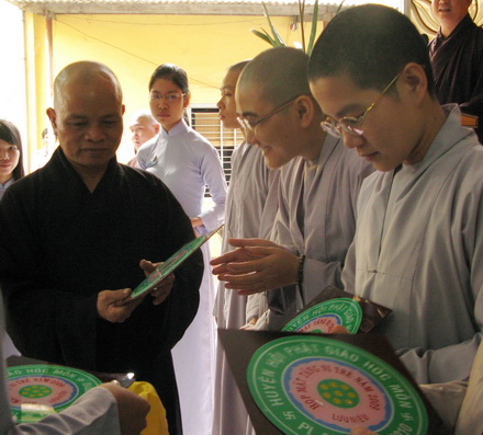 TP.HCM: Phật giáo huyện Hóc Môn họp mặt Tăng Ni trẻ Wk_110
