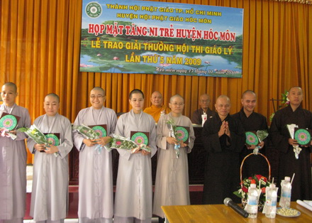 TP.HCM: Phật giáo huyện Hóc Môn họp mặt Tăng Ni trẻ Wk_310