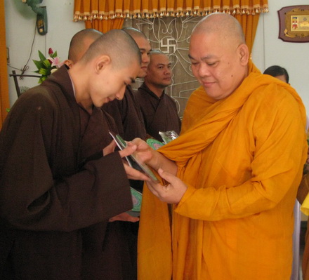 TP.HCM: Phật giáo huyện Hóc Môn họp mặt Tăng Ni trẻ Wk_410