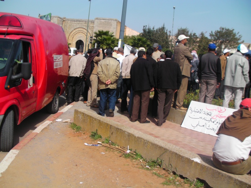 قوات القمع المخزني تقمع بوحشية المعتصمين بباب الوزارة Sany0012