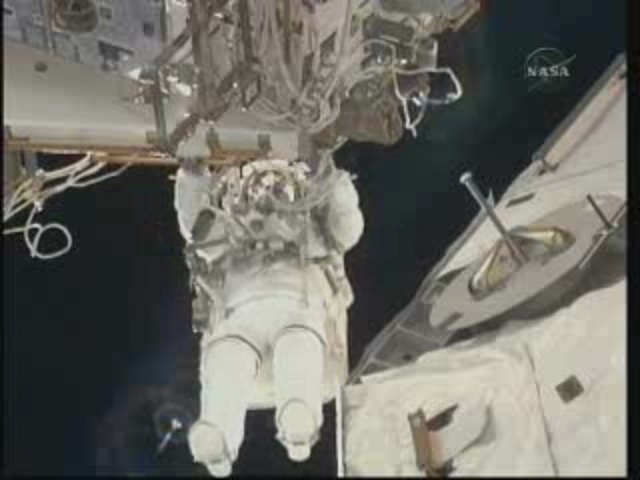 [STS-131] Discovery : EVA 3 Anderson & Mastracchio Vlcsna12