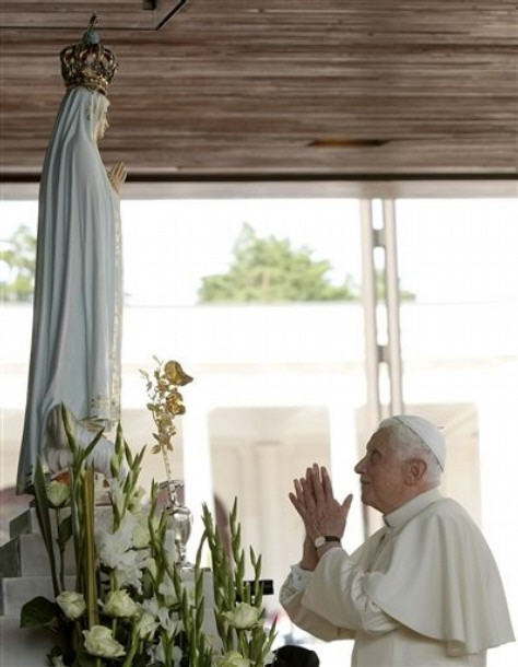 Homélie de Benoît XVI, messe du 13 mai 2010 à Fatima Pape10