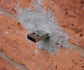 Duvardan çıkan USB bellek ! 20101110