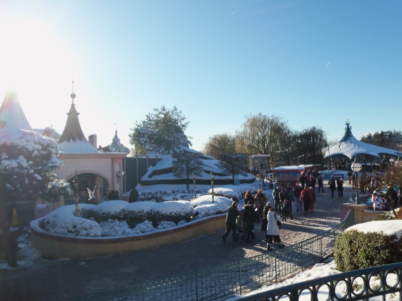Vos photos de Disneyland Paris sous la neige ! - Page 18 100_0023