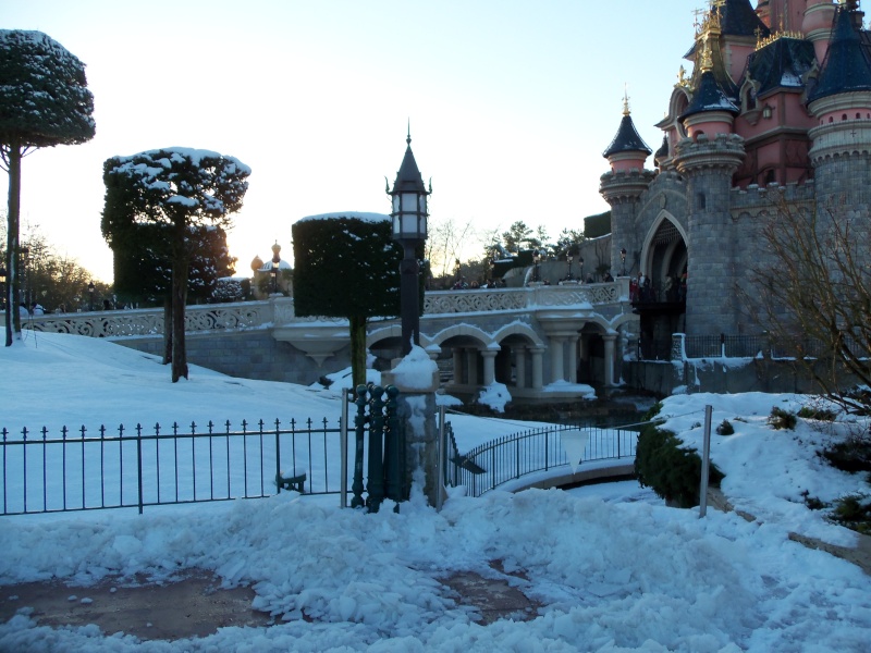 Vos photos de Disneyland Paris sous la neige ! - Page 18 100_0031