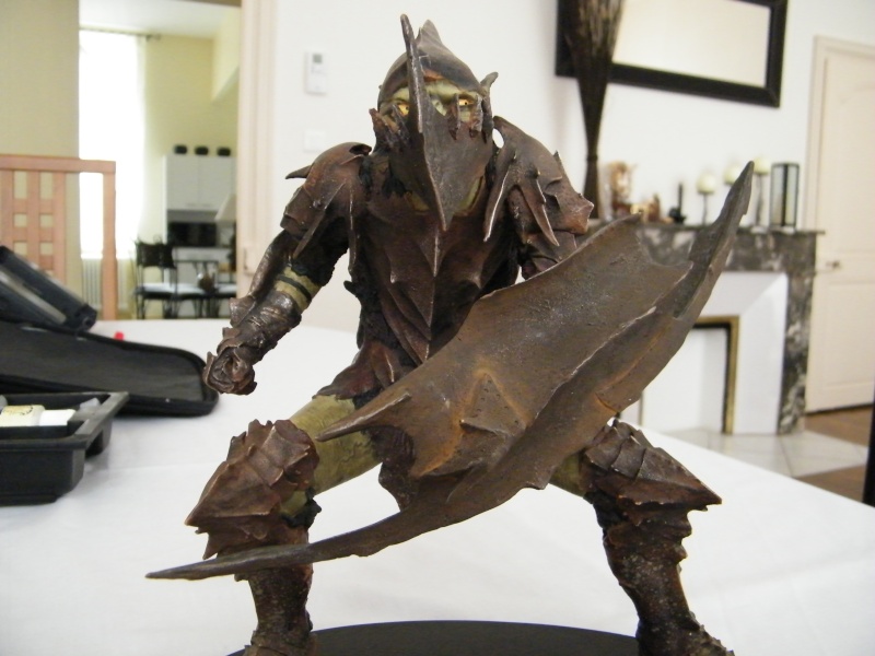 Réparation d'une statue " orc swordman " de chez sideshow weta . Dscf3010