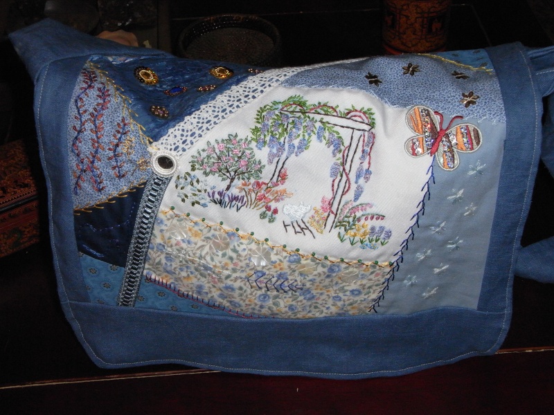 sac besace en lin bleu broderie main en relief + crazy 00215