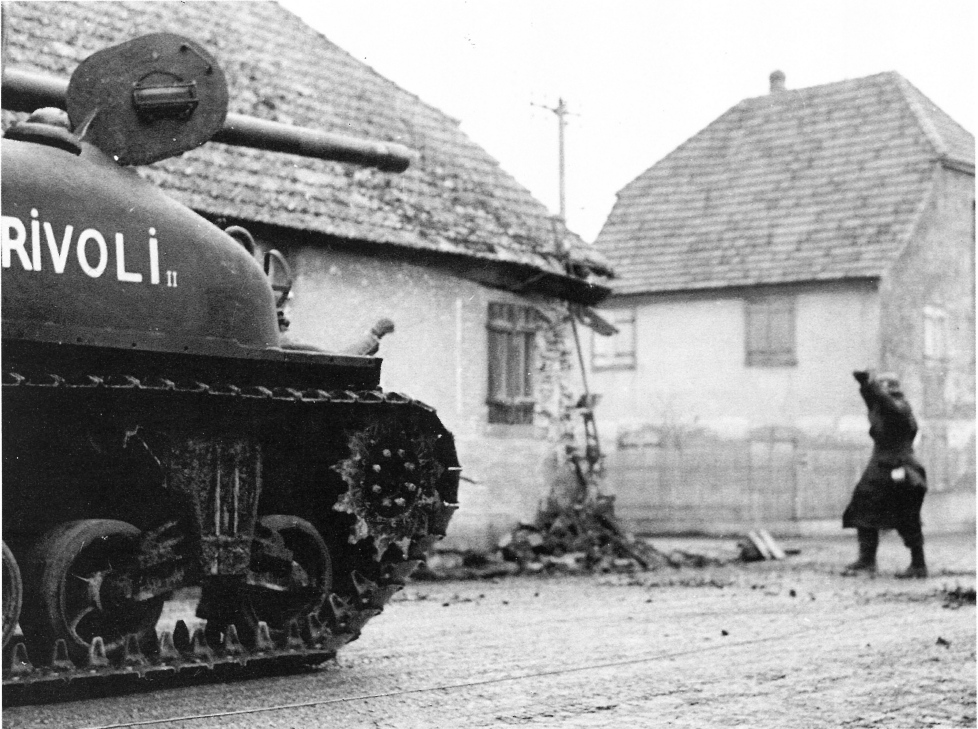 Taille et position des marquages d'un Sherman de la 2ème DB  - Page 3 Rivoli11