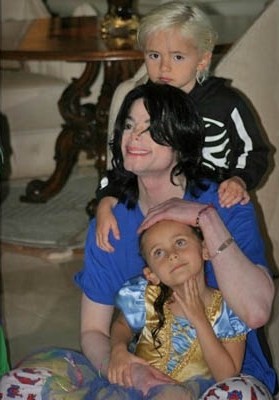 Michael com seus filhos 0510