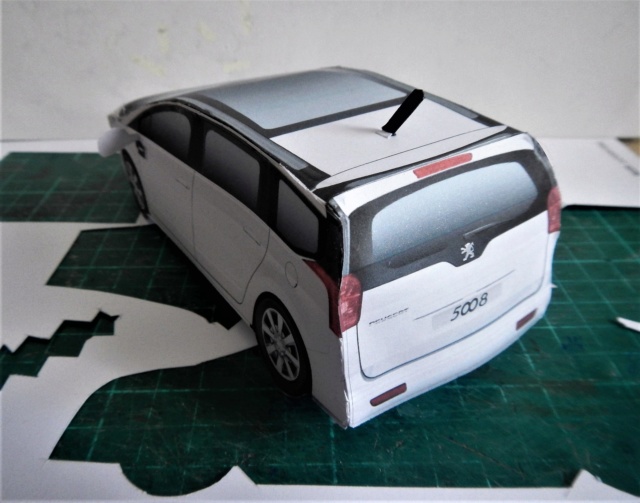 Montage de voitures en papier par Glénans  Dscn1218