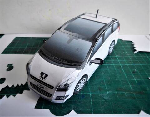Montage de voitures en papier par Glénans