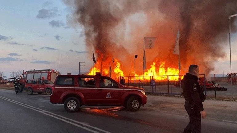 Λάρισα: Ολοκληρωτική η καταστροφή στο εργοστάσιο ξυλείας από τη φωτιά 26155111