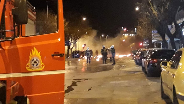  Θεσσαλονίκη: Επίθεση με μολότοφ σε διμοιρία των ΜΑΤ έξω από το τουρκικό προξενείο 26173210
