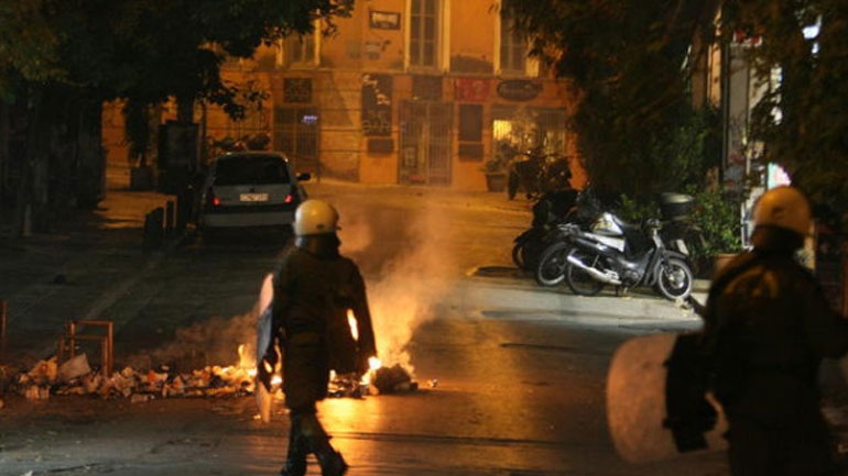 Νύχτα επεισοδίων στο κέντρο της Αθήνας - Τραυματίστηκε αστυνομικός 26341711