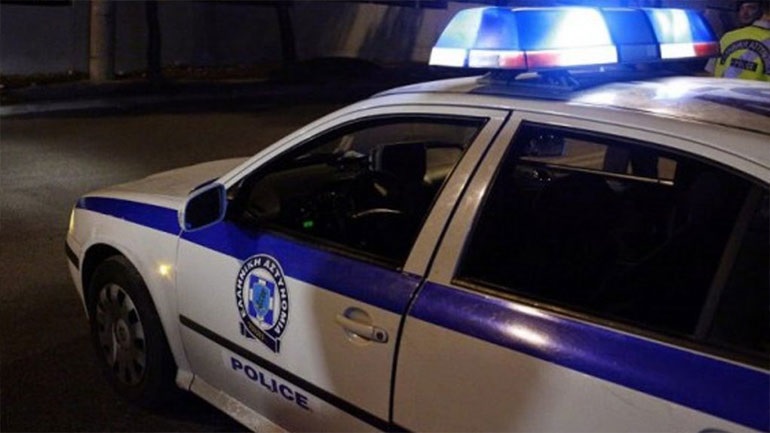 Επίθεση με πέτρες σε περιπολικό στον Πειραιά - Τραυματίστηκε αστυνομικός 26430810