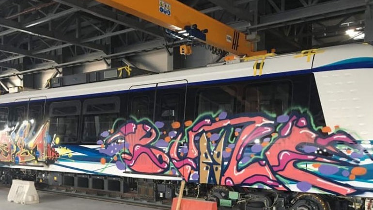 Έγραψαν συνθήματα και ζωγράφισαν τα βαγόνια του μετρό Θεσσαλονίκης  26632910