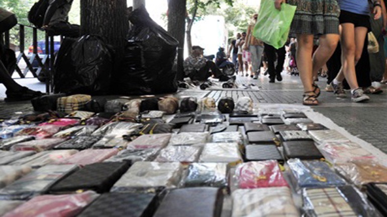 Θεσσαλονίκη: Περισσότερα από 2.000 προϊόντα παραεμπορίου κατασχέθηκαν και καταστράφηκαν 27736710