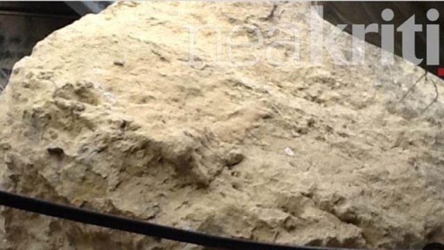 Ηράκλειο: Τεράστιος βράχος έπεσε σε σπίτι - Πώς μια... κηδεία γλίτωσε την οικογένεια 28006510