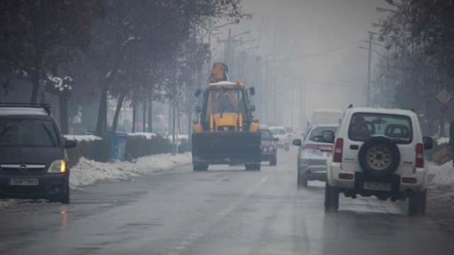 Χιονίζει στα ορεινά των Τρικάλων - «Αλατιέρες» καθαρίζουν τους δρόμους 28469210