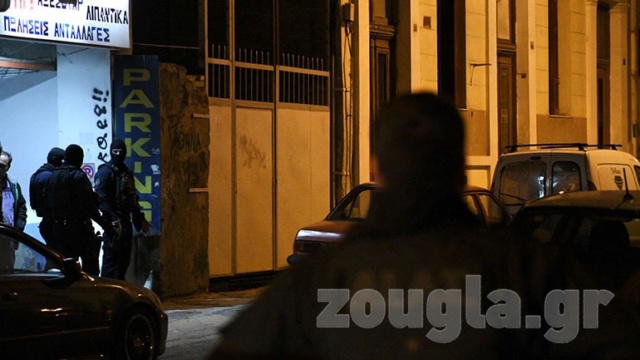 Συναγερμός για πυροβολισμούς στο κέντρο της Αθήνας - Άνδρας άνοιξε πυρ και ταμπουρώθηκε στο σπίτι του 28494410
