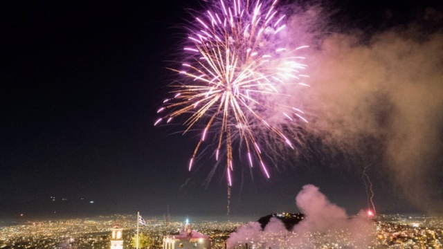 Η Αθήνα γιόρτασε την Ανάσταση με πυροτεχνήματα 28545811