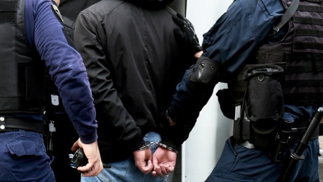 Σύλληψη 34χρονου για ένοπλες ληστείες σε τράπεζες και διάφορα καταστήματα  28562710