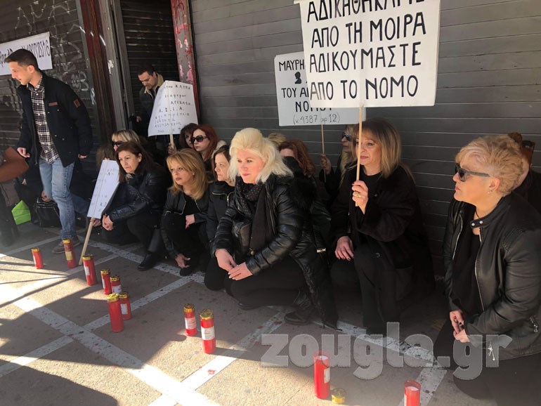 Καθιστική διαμαρτυρία από τις χήρες έξω από το υπουργείο Εργασίας Image_12