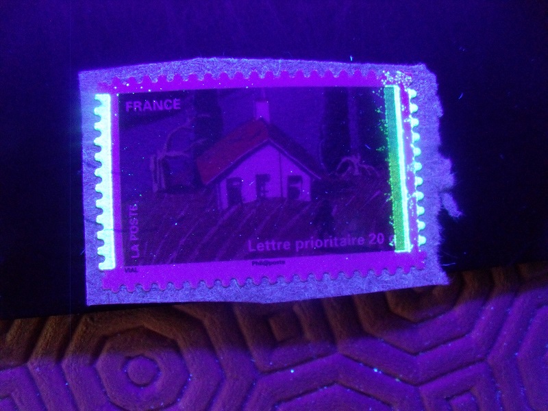 timbre autoadhésif "Maison" avec barres phospho décalées Gedc0735