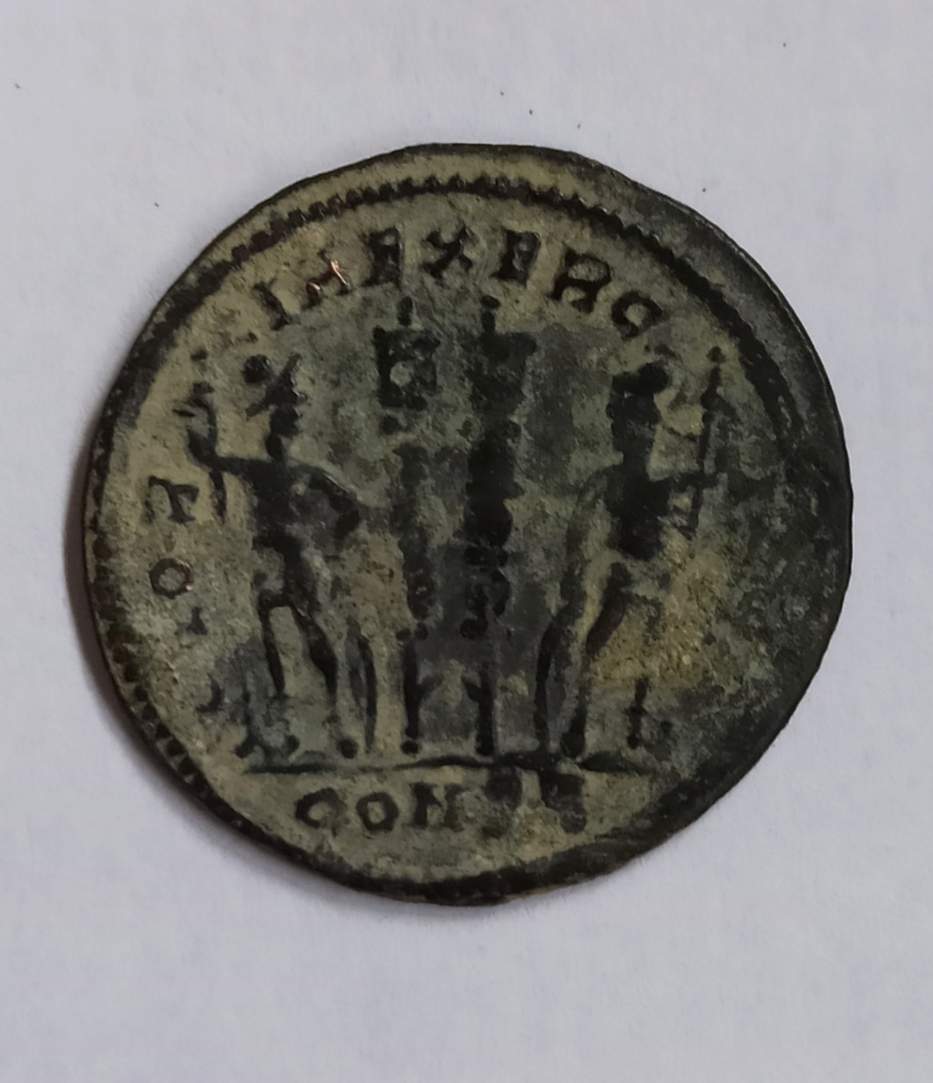 AE3 de Constantino I. GLORIA EXERCINTVS. Soldados entre 1 estandarte. Constantinopla Img_2050