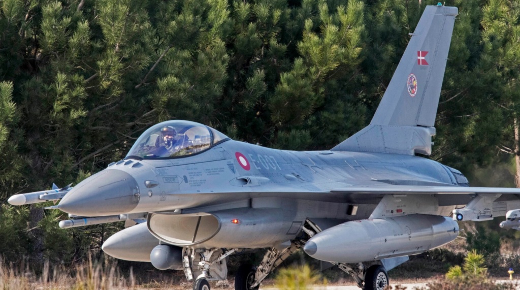 Comisión a Dinamarca para evaluar aeronaves F-16 - Página 3 Dinama10