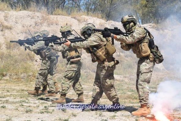 EJERCICIOS DEL EJERCITO ARGENTINO - Página 10 Ea178