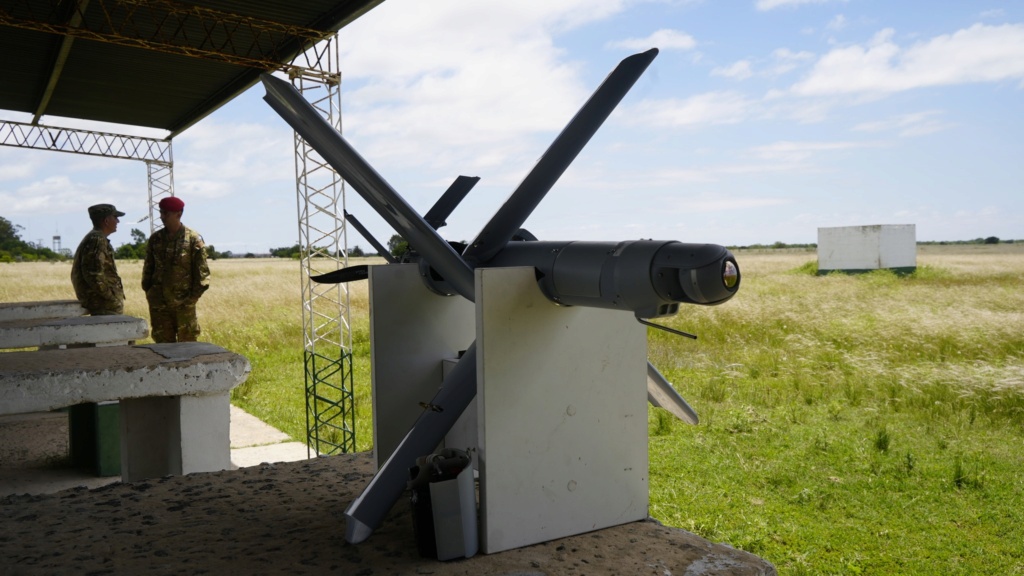 Entrega de armamento y material al Ejército Argentino. - Página 2 Eros210