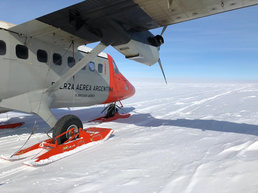 La Escuadrilla Antártica de Vuelo Águila trasladó personal a la barrera de hielo Larsen C Faa224